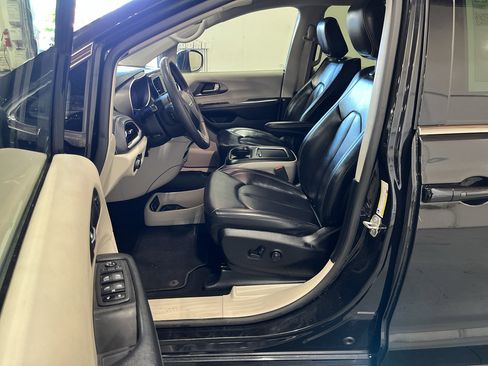 Used 2023 Chrysler Pacifica Touring-L FWD image 23