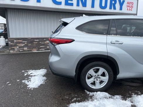 Used 2023 Toyota Highlander LE AWD/4WD image 11