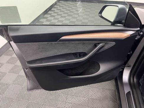 Used 2025 Tesla Model Y Long Range AWD/4WD image 9