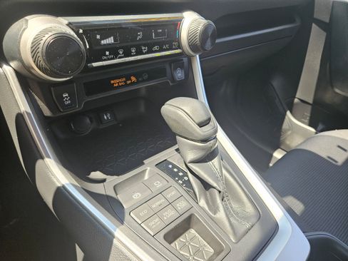 Used 2019 Toyota RAV4 LE w/ All Weather Liner Package AWD/4WD image 20