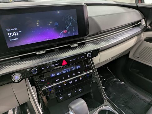 Certified 2024 Kia Carnival SX Prestige FWD image 11