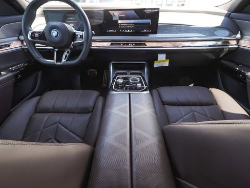 Used 2025 BMW i7 xDrive60 AWD/4WD image 35