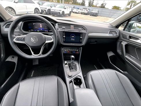 Certified 2024 Volkswagen Tiguan SE w/ Panoramic Sunroof Package image 3