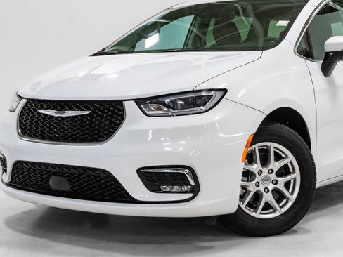 Used 2023 Chrysler Pacifica Touring-L FWD image 2