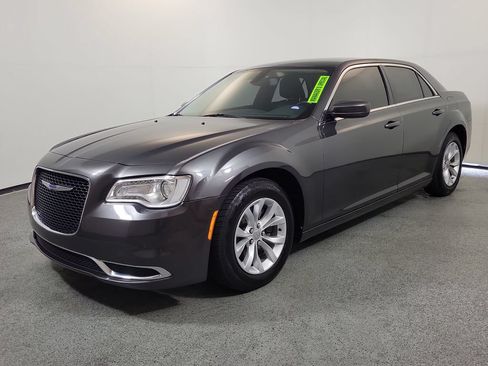 Used 2018 Chrysler 300 Touring RWD image 3