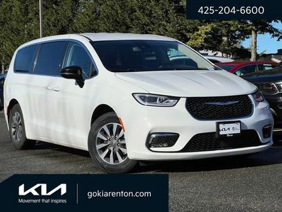 Used 2024 Chrysler Pacifica Select