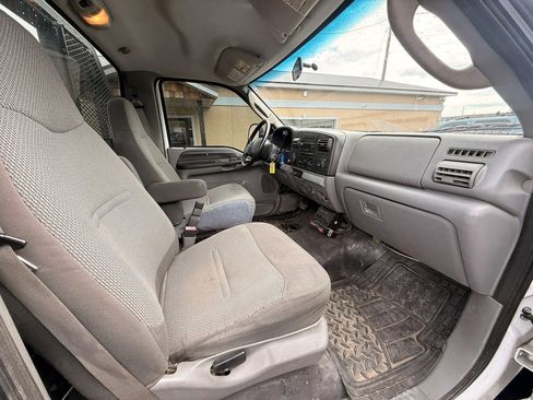 Used 2006 Ford F550 2WD Regular Cab Super Duty image 17