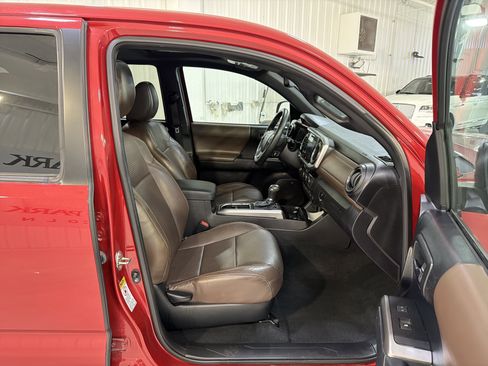 Used 2016 Toyota Tacoma Limited w/ Towing Package image 14