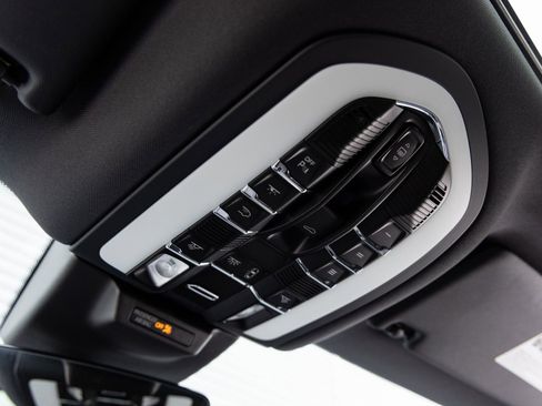 Certified 2026 Porsche Macan AWD/4WD image 19