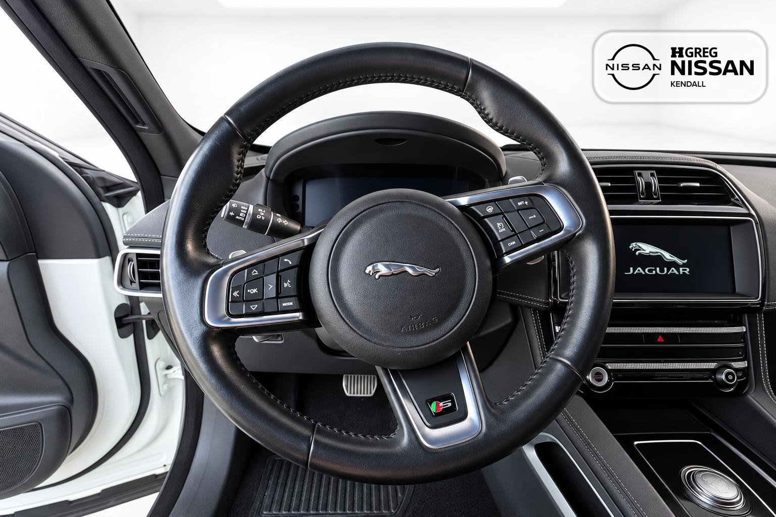 Used 2017 Jaguar F-PACE S AWD/4WD image 10