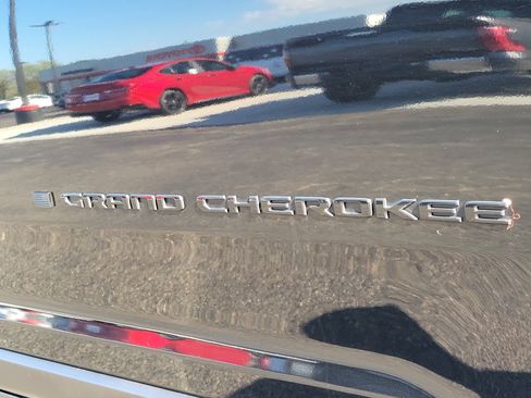 Used 2023 Jeep Grand Cherokee L Laredo image 6