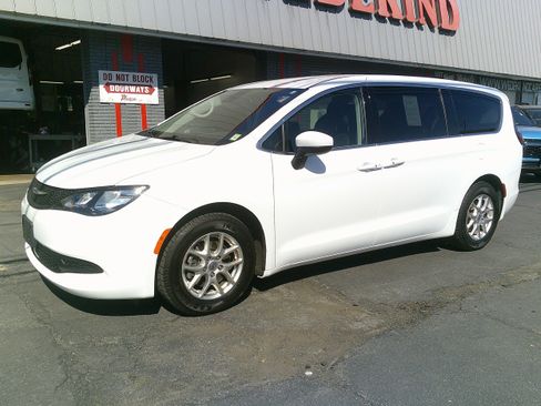 Used 2023 Chrysler Voyager LX FWD image 11
