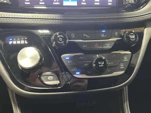 Used 2025 Chrysler Pacifica Limited FWD image 17