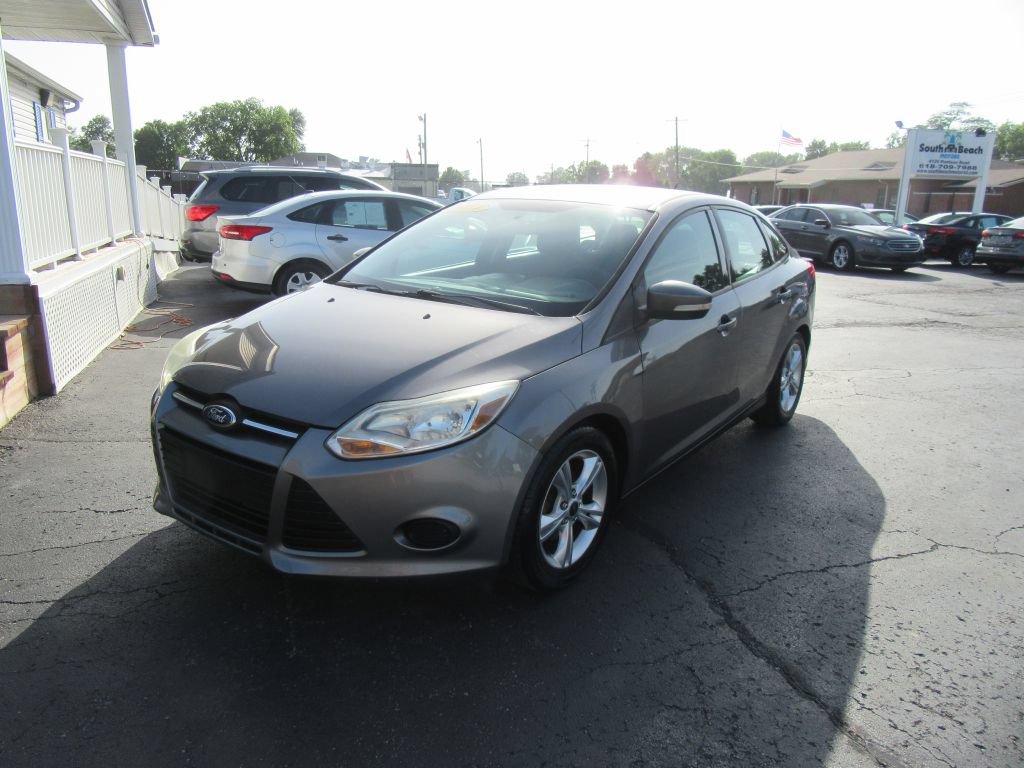 Used 2014 Ford Focus SE w/ SE Winter Package FWD image 1