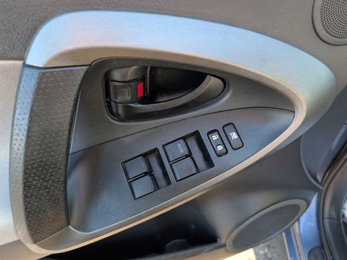 Used 2011 Toyota RAV4 4WD image 17