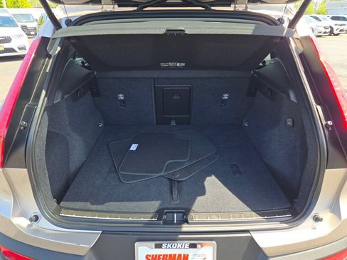 Used 2024 Volvo XC40 B5 Plus AWD/4WD image 19