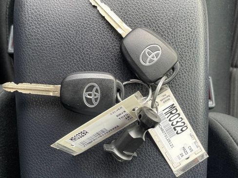 Used 2018 Toyota RAV4 LE AWD/4WD image 23