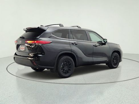 Used 2023 Toyota Highlander XLE AWD/4WD image 5