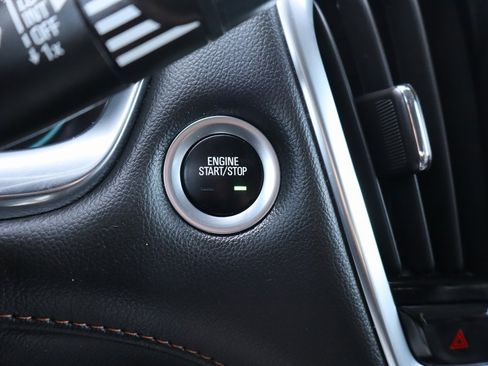 Used 2021 Chevrolet Traverse LT image 18