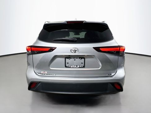 Used 2024 Toyota Highlander XLE FWD image 6
