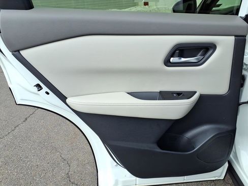 Used 2025 Nissan Rogue SV image 18