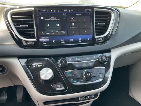 Used 2023 Chrysler Pacifica Touring-L image 20