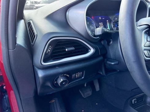 Used 2025 Chrysler Pacifica Select FWD image 11