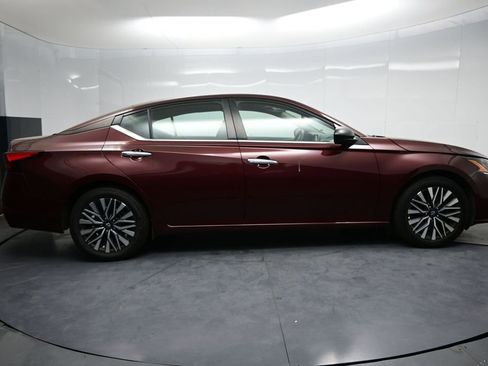 Used 2024 Nissan Altima 2.5 SV FWD image 4