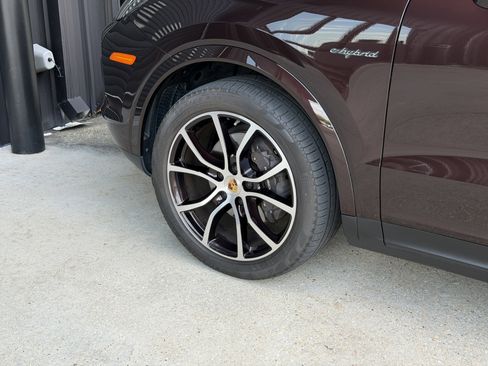 Certified 2023 Porsche Cayenne Platinum Edition AWD/4WD image 11