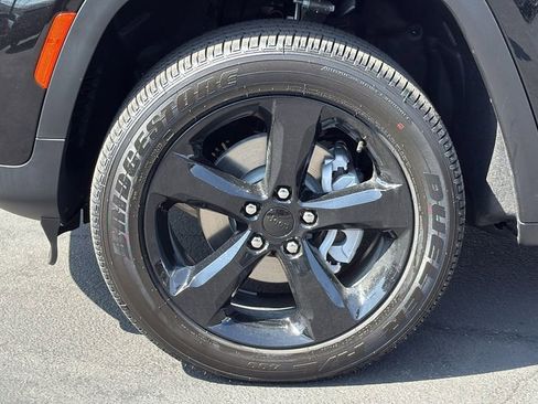 New 2025 Jeep Grand Cherokee Altitude image 6