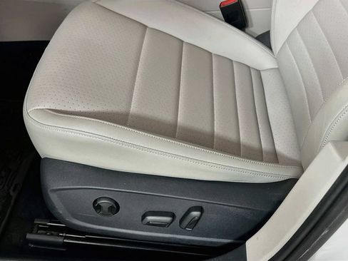Used 2024 Volkswagen Jetta SE w/ Panoramic Sunroof Package FWD image 10
