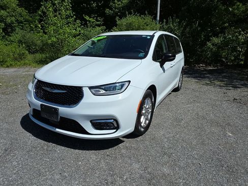 Used 2024 Chrysler Pacifica Touring-L FWD image 8