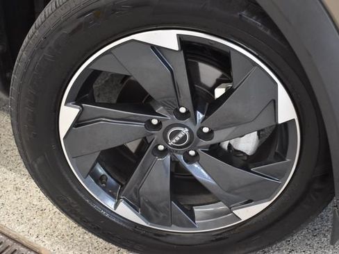 Used 2025 Nissan Rogue SV AWD/4WD image 29