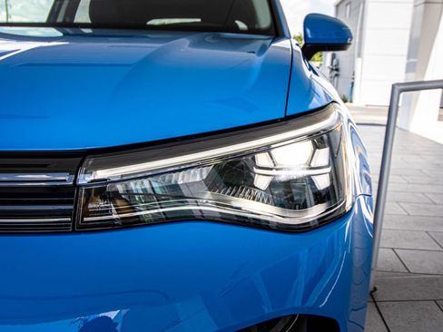 New 2026 Volkswagen Taos SE FWD image 6