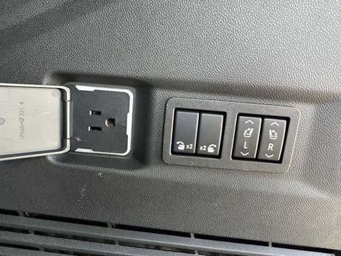 Used 2024 GMC Yukon Denali Ultimate AWD/4WD image 15