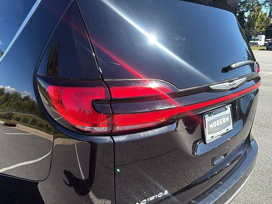 Used 2024 Chrysler Pacifica Touring-L FWD image 15