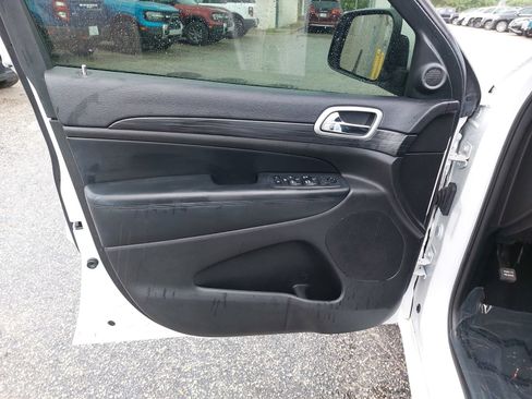 Used 2019 Jeep Grand Cherokee Altitude RWD image 28