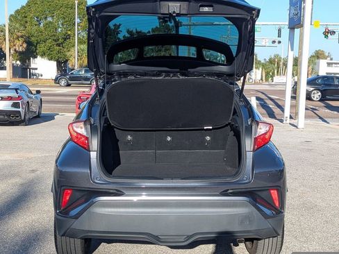 Used 2022 Toyota C-HR XLE image 8