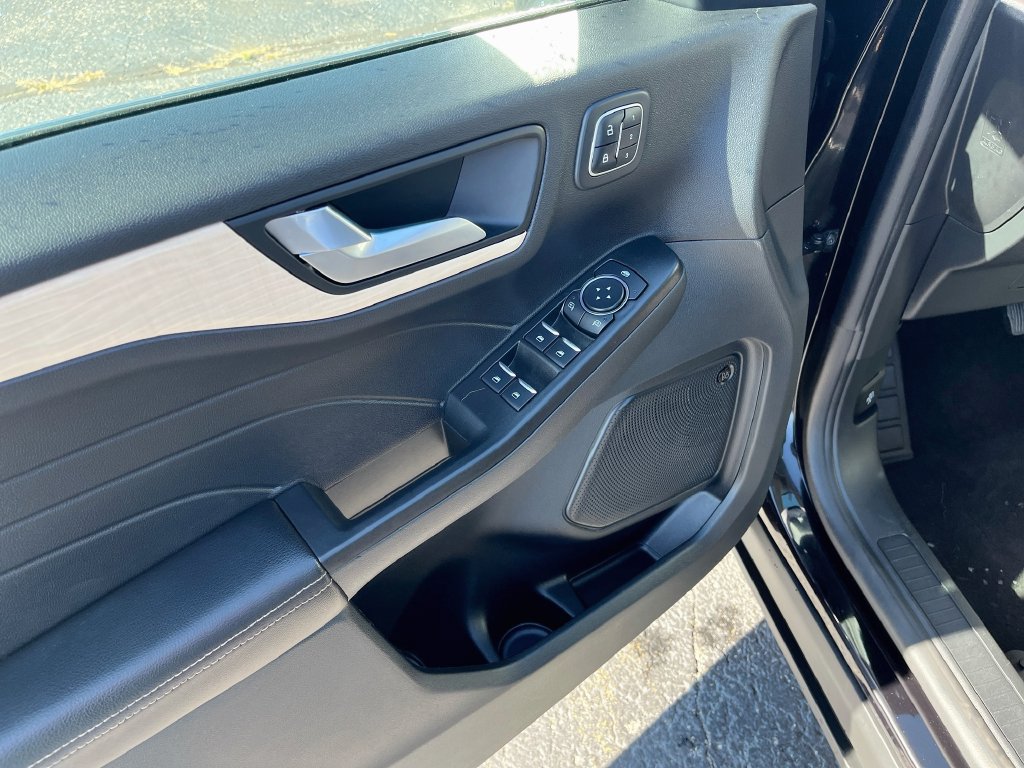 Used 2022 Ford Escape Titanium w/ Titanium Elite Package AWD/4WD image 18