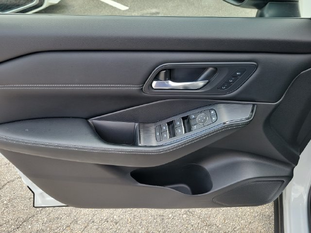Certified 2025 Nissan Rogue SL w/ SL Premium Package FWD image 19