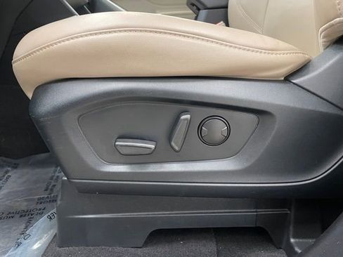 Used 2022 Ford Explorer XLT w/ Equipment Group 202A image 9