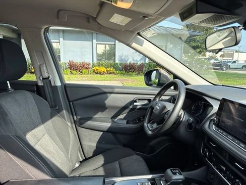Used 2025 Nissan Rogue SV AWD/4WD image 11