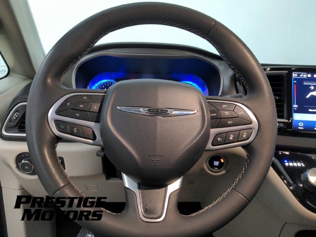 Used 2023 Chrysler Pacifica Touring-L FWD image 16
