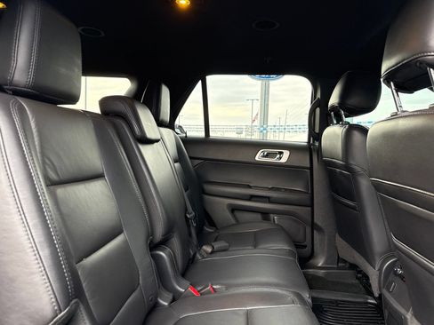 Used 2014 Ford Explorer XLT w/ Equipment Group 202A AWD/4WD image 8