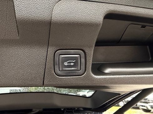 Used 2022 GMC Acadia SLE w/ Driver Convenience Package FWD image 8