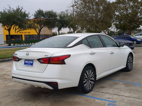 Used 2024 Nissan Altima 2.5 SV image 3