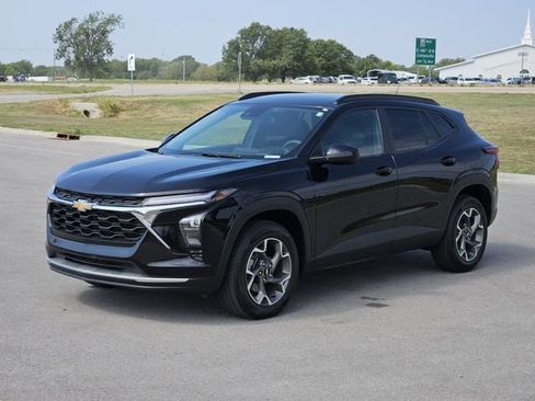 Used 2026 Chevrolet Trax LT FWD image 3