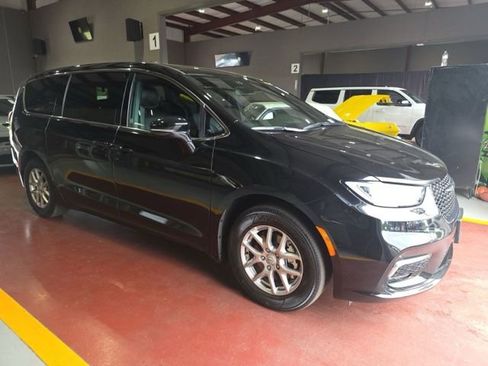 Used 2025 Chrysler Pacifica Select FWD image 4