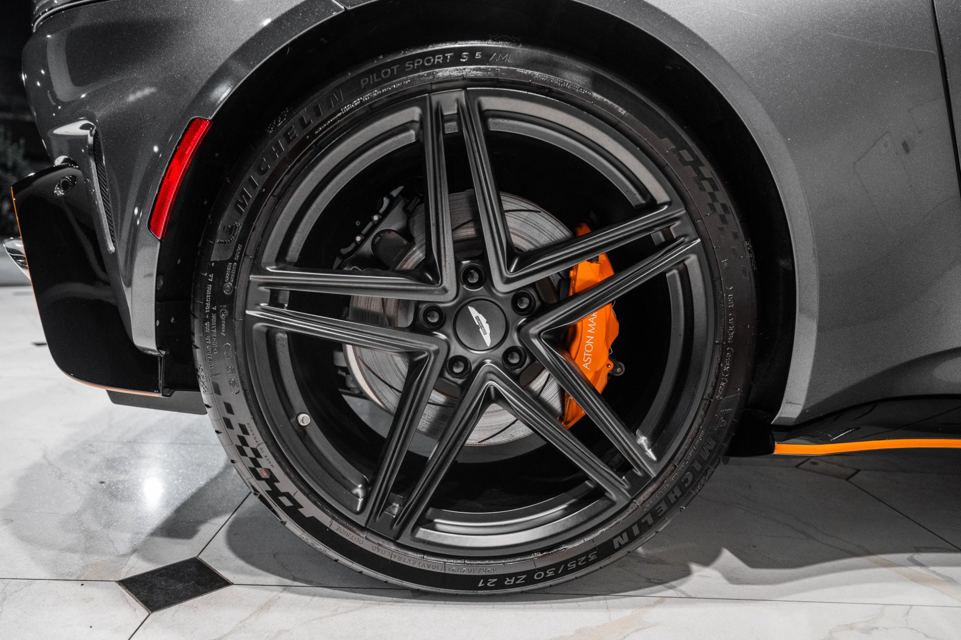 Used 2025 Aston Martin V8 Vantage Coupe RWD image 43