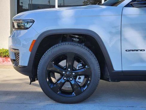 Certified 2025 Jeep Grand Cherokee L Limited w/ Black Appearance Package RWD image 8